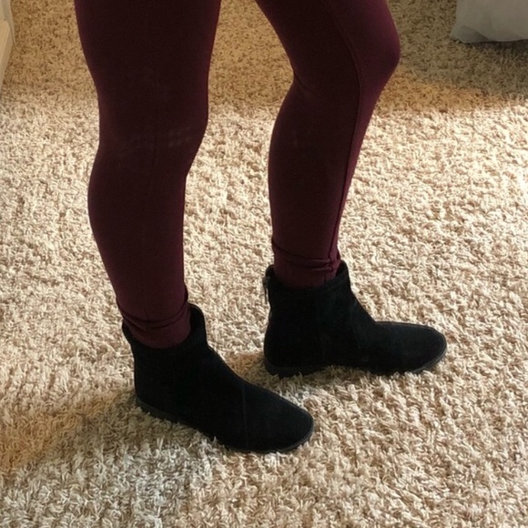 me too Black Suede Comfy EUC  Ankle Booties size 6 - Picture 6 of 7